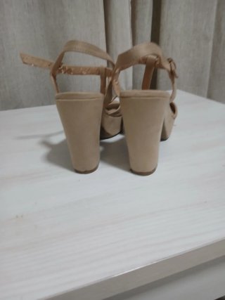 Sandalias de tacón beige verano