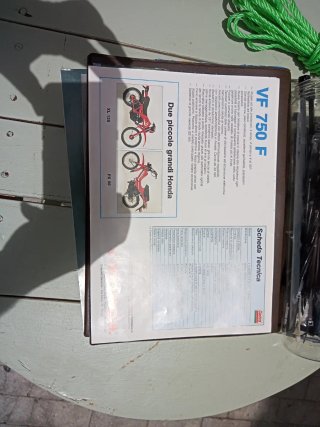 HONDA VF 750 F - Manuale d'uso