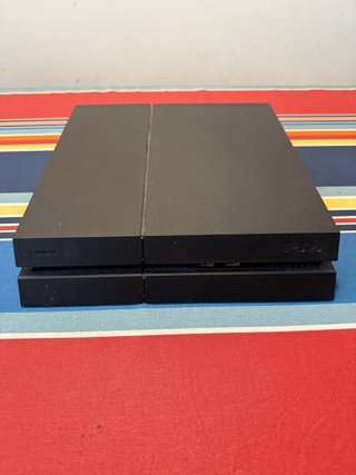 PS4 Slim 1TB + 2 controller + 2 giochi