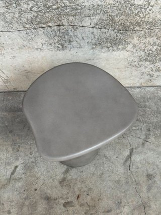 Mesa auxiliar Macarella de cemento 48 x 47 cm