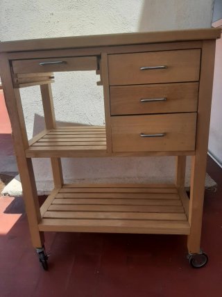 Mesa de cocina de madera con ruedas