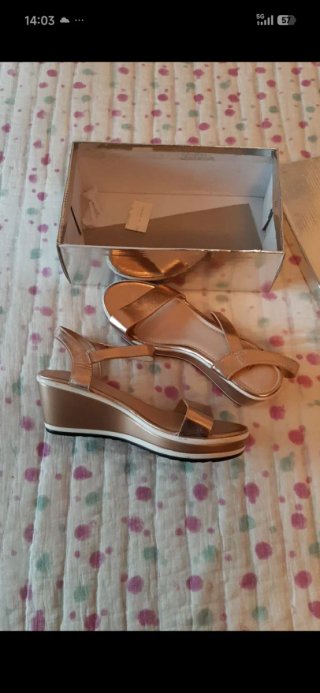 Sandalias doradas nuevas