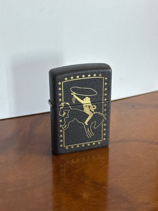 Zippo Negro Rodeo Dorado