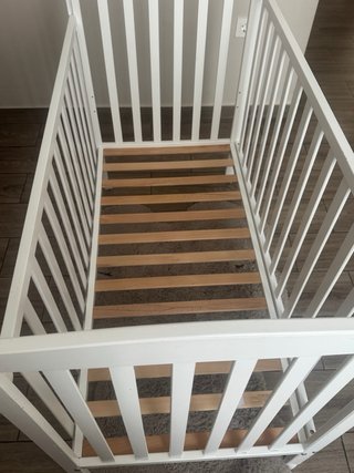 Cuna de bebé blanca