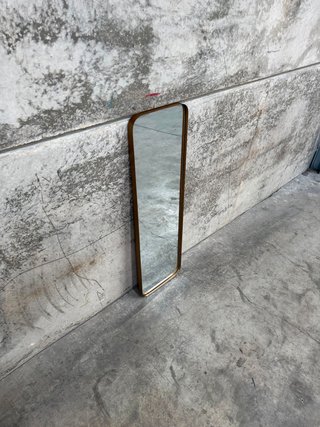 Espejo de pared Marco metal dorado 30 x 100 cm.