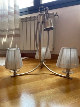 Lámpara de techo beige y dorada