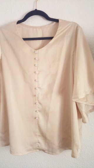 Blusa beige con botones nacarados