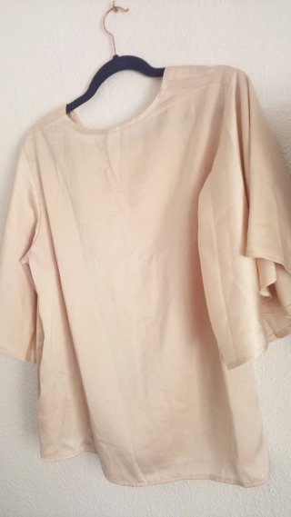 Blusa beige con botones nacarados