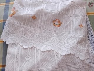 Cortinas de encaje blancas para cocina son 2