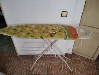 Tabla de planchar con soporte para plancha