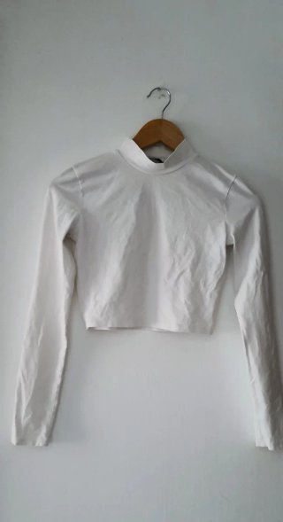 Crop top blanco cuello alto manga larga