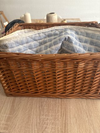 Caja de mimbre marrón