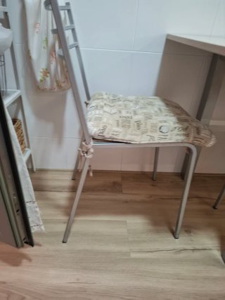 Mesa cocina con 2 sillas y 2 taburetes