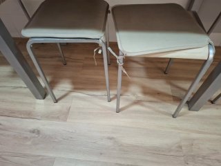 Mesa cocina con 2 sillas y 2 taburetes