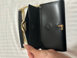 Bolso de Sandro Cadena dorada