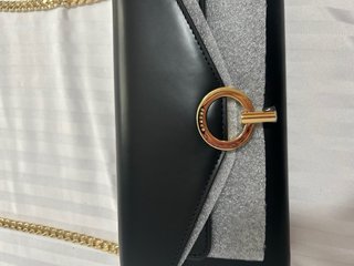 Bolso de Sandro Cadena dorada