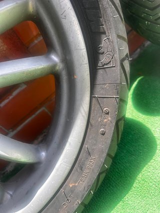 Dos ruedas de moto Míchelin piaggio 400