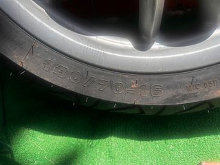 Dos ruedas de moto Míchelin piaggio 400