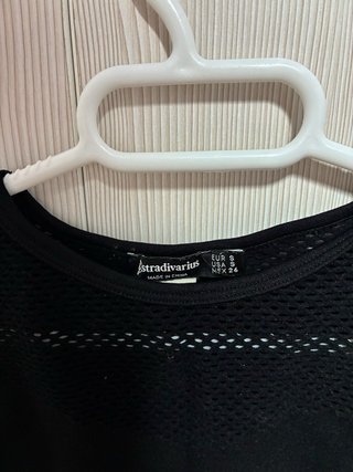 Top negro con detalle de encaje