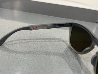 Gafas de sol Oakley grises y naranjas