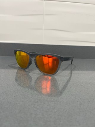 Gafas de sol Oakley grises y naranjas
