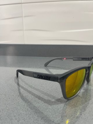 Gafas de sol Oakley grises y naranjas