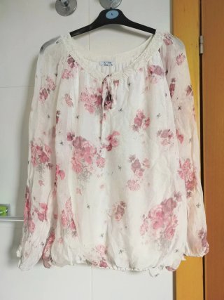 Blusa floral rosa y blanca talla L