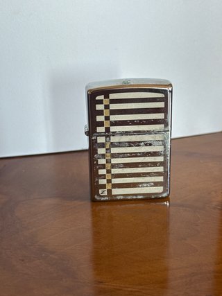 Zippo con diseño de rayas
