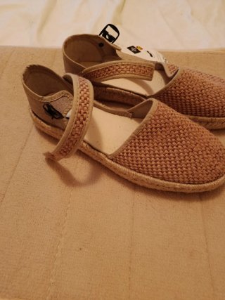 Sandalias planas beige con tira