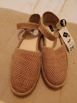 Sandalias planas beige con tira