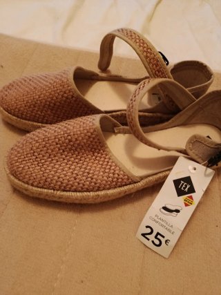 Sandalias planas beige con tira