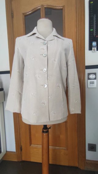 Chaqueta beige estampada con cinturón