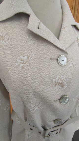 Chaqueta beige estampada con cinturón