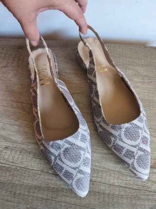 Zapatos slingback estampados.