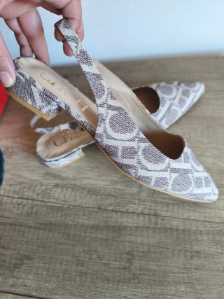 Zapatos slingback estampados.