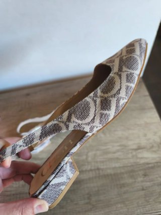 Zapatos slingback estampados.