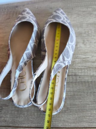 Zapatos slingback estampados.
