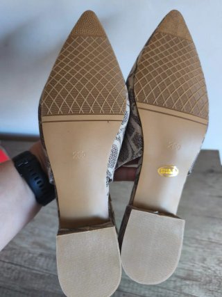 Zapatos slingback estampados.