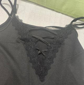 Camiseta negra con escote cruzado