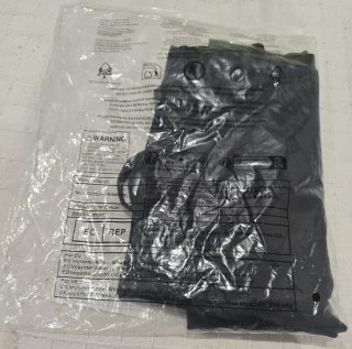 Camiseta negra con escote cruzado
