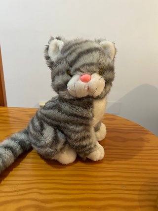 Peluche gato atigrado gris y blanco