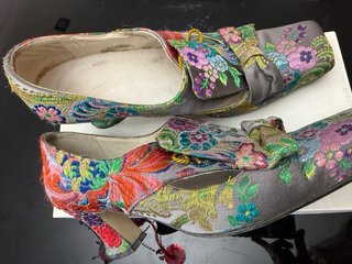 Traje de fallera, corpiños y zapatos