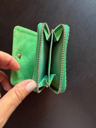Cartera Bimba y Lola, en piel verde perforada
