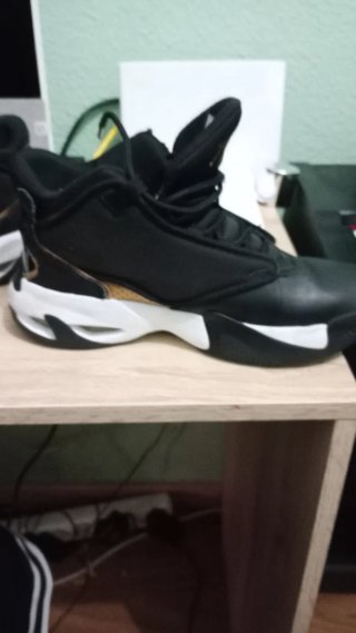 Jordan Max Aura 4 Negro/Dorado