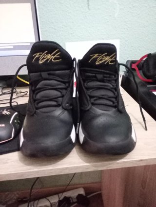 Jordan Max Aura 4 Negro/Dorado