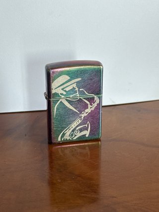 Zippo con diseño de saxofonista