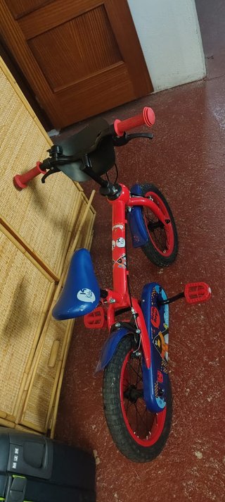Bicicleta infantil roja y azul