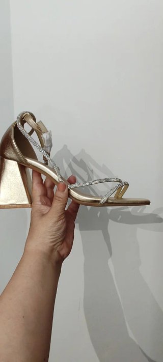 Zapatos de tacón dorados con pedrería