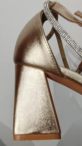 Zapatos de tacón dorados con pedrería