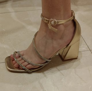 Zapatos de tacón dorados con pedrería